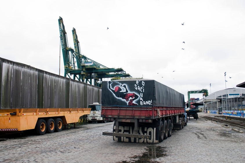 Saci Urbano pegando uma carona de caminhão para rodar pelo Brasil. #porto de Santos